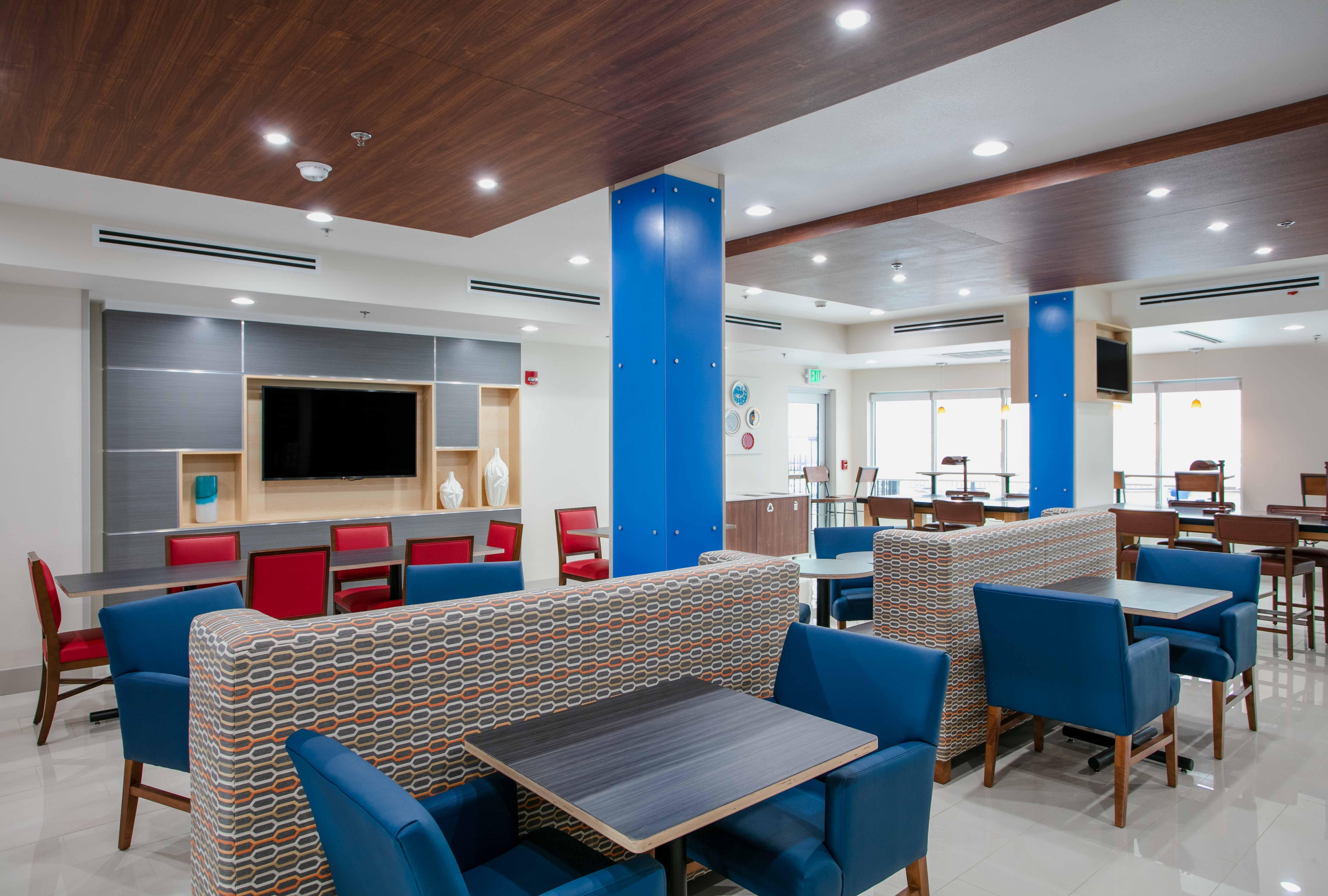 Holiday Inn Express & Suites Oakhurst-Yosemite Park Area By Ihg Bagian luar foto